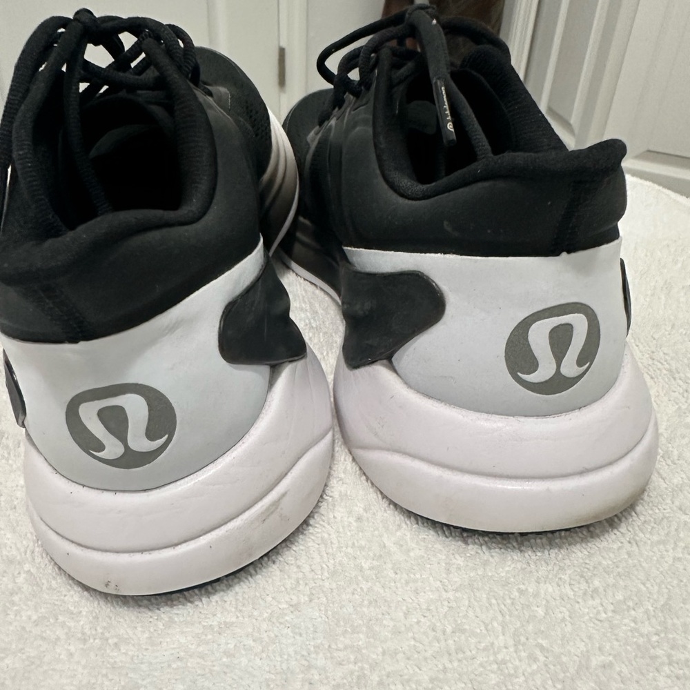 Like new, used 4 times to work out in the house never worn it the street